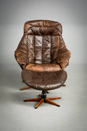 H. W. Klein. Lænestol m. brunt læder, samt skammel 2