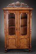 Vitrineskab af nøddetræ, ca. 1900