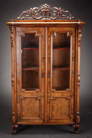 Vitrineskab af nøddetræ, ca. 1900