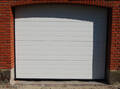 Eldrevet, leddelt garageport med fyldninger. Str. 270x214 cm. 4