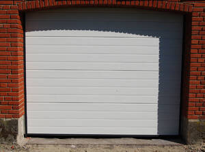 Eldrevet, leddelt garageport med fyldninger. Str. 270x214 cm. 4
