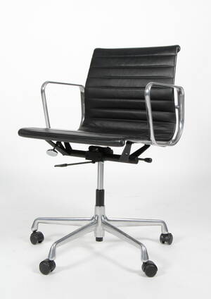 Charles Eames. Kontorstol model EA 117, sort læder