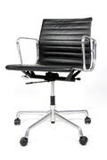 Charles Eames. Kontorstol model EA 117, sort læder Denne vare er sat til omsalg under nyt varenummer 4616238