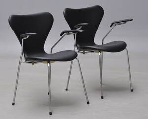 Arne Jacobsen. Par armstole, model 3207 2