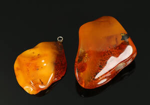 To polerede ravklumper, i alt 46,3 gr.