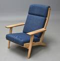 Hans J. Wegner. Højrygget lænestol af egetræ, model 290A