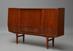 Dansk møbelproducent. Høj skænk i teak