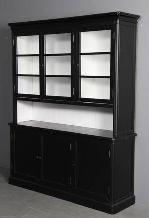 To-delt vitrineskab i sortlakeret træ. 2 