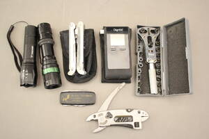 Ficklampor 2 st, alkomätare, multiverktyg mm