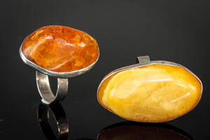 To sølvringe med ravstykker 2