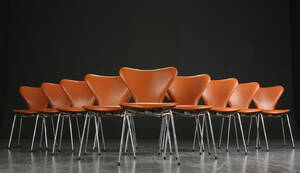 Arne Jacobsen. 12 syverstole model 3107, cognacfarvet læder 12 