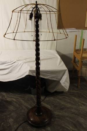 Golvlampa med vriden mörkbetsad trästam.