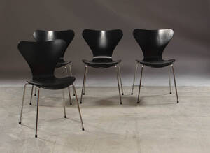  Arne Jacobsen. Sæt på fire stole, model 3107 sort lakeret. 4