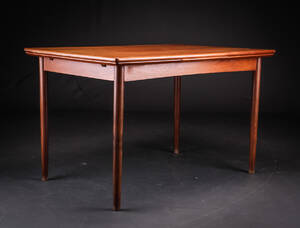 Dansk møbelproducent. Spisebord af teak med hollandsk udtræk