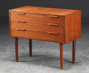 Kommode af teaktræ, dansk møbelproducent