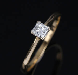 Engelsk diamant-solitairering af 18 kt. guld på 0.28 ct