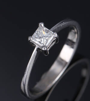 Diamant-solitairering af 18 kt. hvidguld på ca. 0.38 ct