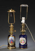 To bordlamper af blå og guldbemalet porcelæn. 1900-tallet. 2