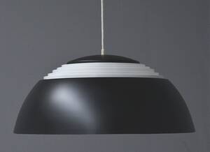 Arne Jacobsen. AJ1 pendel med sorthvid lakering