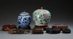 To lågkrukker af porcelæn samt en samling stands. 10