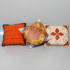 PRYDNADSKUDDAR, 3 st, ca 40 x 40 cm