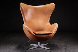 Arne Jacobsen. Ægget, Cognac læder Denne vare er sat til omsalg under nyt varenummer 4266173