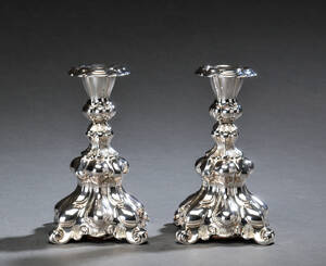 Et par stager af sølv i barokform. 2 Denne vare er sat til omsalg under nyt varenummer 4053585