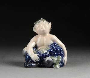 Royal Copenhagen. Faun med drueklaser, figur af porcelæn