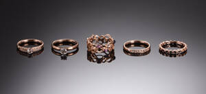 Christina design London. Fem ringe af forgyldt sølv, Str 57 5