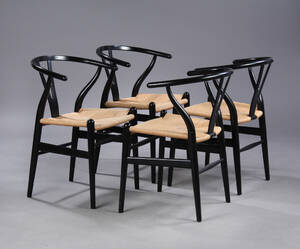 Hans J. Wegner. Sæt på fire Y- stole af sortlaseret træ, model CH-24 4  Denne vare er sat til omsalg under nyt varenummer 4630489