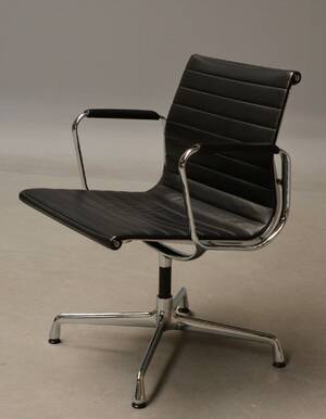 Charles Eames. Armstol, model EA-107, sort læder