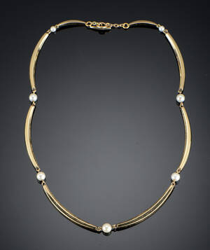 Hermann Siersbøl. Guldhalskæde af 14 kt. prydet med akoya saltvandskulturperler 