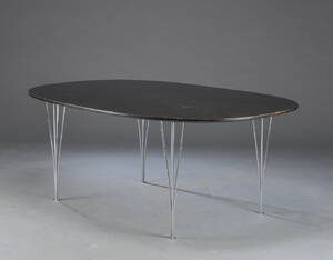 Piet HeinBruno Mathsson Superelipse bord med plade af sortlakeret træ.