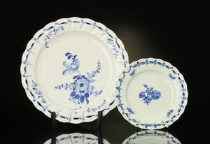 Royal Copenhagen. To svejfede Blå Blomst fade af porcelæn 171900-tallet. 2