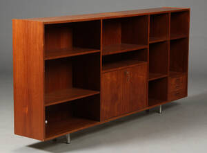 Dansk møbelproducent. Reol af teaktræ