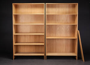 Hans J. Wegner 1914-2007. To reoler af egetræ med sokler af teak, monteret med flytbare hylder. 
