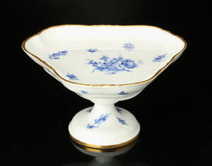 Royal Copenhagen. Blå Blomst svejfet opsats med guldkant