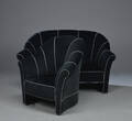Sofa samt lænestol betrukket med sort plys. 2