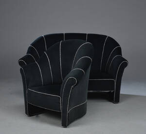 Sofa samt lænestol betrukket med sort plys. 2