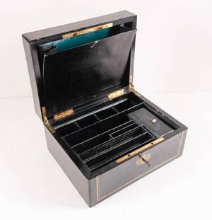 Smykkeskrin med messing intarsia