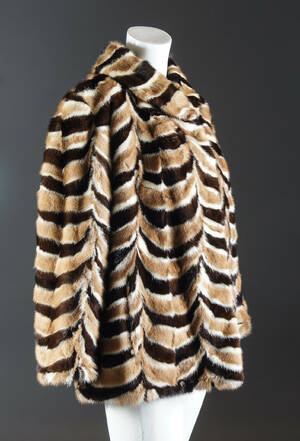 Minkjacka, mönstrad i olika toner. Storlek ca 38