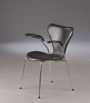  Arne Jacobsen. 7er armstol, model 3207 