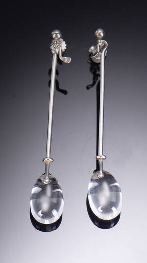 Georg Jensen. Et par Dew Drop ørestikker af sterlingsølv med bjergkrystal. 2