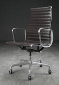 Charles Eames. Kontorstol, Aluminium Group, chokoladefarvet læder 