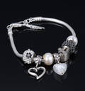 Bacio, Italien. Armbånd med 7 charms, sterlingsølv