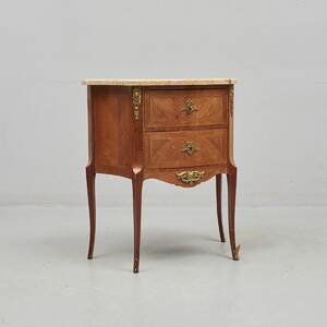 Byrå, Med stenskiva. Bredd 61 cm. Djup 36 cm