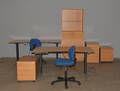 Arbejdsstation. 2 hævesænkeborde, 2 kontorstole, 3 kassetter, skab og reolmodul. Fineret bøg m.m. 9