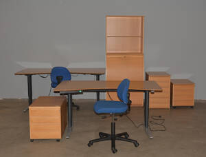 Arbejdsstation. 2 hævesænkeborde, 2 kontorstole, 3 kassetter, skab og reolmodul. Fineret bøg m.m. 9