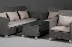 Loungesæt. Stor sofa, to stole samt sofabord, grålig polyrattan 4