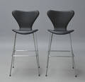 Arne Jacobsen. Et par Syver barstole med sort læder, model 3197. 2 Denne vare er sat til omsalg under nyt varenummer 4349881